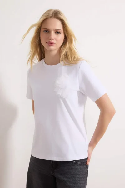 TRENDYOLMİLLA Ecru Regular/Normal Pattern Short Sleeve Accessory Detailed Tok 100% Cotton Knitting T-Shirt