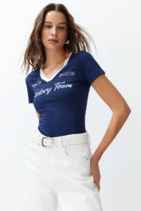TRENDYOLMİLLA Navy Blue Slogan Printed V-neck Regular/Normal Pattern Knitting T-Shirt - Image 2