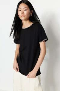 TRENDYOLMİLLA Black 100% Cotton Contrast Stitching Detailed Basic Crew Neck Knitting T-Shirt - Image 3