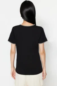 TRENDYOLMİLLA Black 100% Cotton Contrast Stitching Detailed Basic Crew Neck Knitting T-Shirt - Image 5