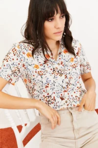 Bianco Lucci Women's Floral Pattern Short Sleeve Linen Look Shirt - Image 3