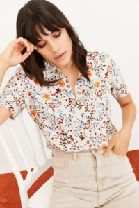 Bianco Lucci Women's Floral Pattern Short Sleeve Linen Look Shirt - Image 4