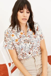 Bianco Lucci Women's Floral Pattern Short Sleeve Linen Look Shirt - Image 5