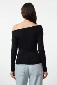 TRENDYOLMİLLA Black Plain Soft Fabric Fitted Boat Neck Knitting Blouse - Image 6