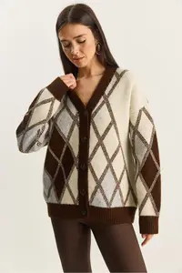 Bianco Lucci Women's V-Neck Buttoned Diamond Patterned Cardigan - Image 2
