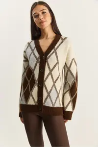 Bianco Lucci Women's V-Neck Buttoned Diamond Patterned Cardigan - Image 3