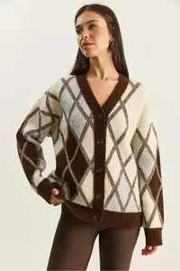 Bianco Lucci Women's V-Neck Buttoned Diamond Patterned Cardigan - Image 4