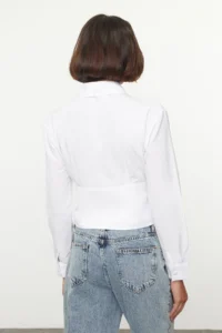 TRENDYOLMİLLA White Bele Oturan Fitted Pattern Weaving Shirt - Image 5