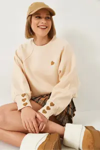 Bianco Lucci Women's Crew Neck Heart Embroidered Three Thread Raised Sweatshirt - Image 2