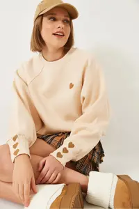 Bianco Lucci Women's Crew Neck Heart Embroidered Three Thread Raised Sweatshirt - Image 4