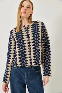 Bianco Lucci Women's Side Diamond Patterned Knitwear Cardigan 241139 - Image 3