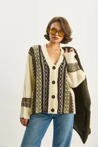 Bianco Lucci Women's Ethnic Patterned Oversize V-Neck Buttoned Thick Knitwear Cardigan 5057 - Image 4