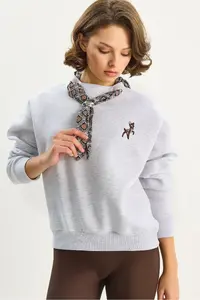 Bianco Lucci Women's Scarf Detailed Gazelle Embroidered Three Thread Raised Oversized Sweatshirt 6916