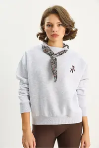 Bianco Lucci Women's Scarf Detailed Gazelle Embroidered Three Thread Raised Oversized Sweatshirt 6916 - Image 2
