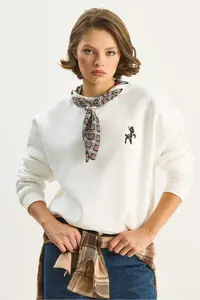 Bianco Lucci Women's Scarf Detailed Gazelle Embroidered Three Thread Raised Oversized Sweatshirt 6916 - Image 3