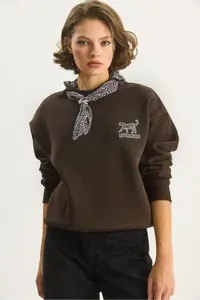 Bianco Lucci Women's Scarf Detailed Leopard Embroidered Three Thread Raised Oversized Sweatshirt 6917 - Image 2
