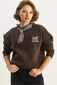 Bianco Lucci Women's Scarf Detailed Leopard Embroidered Three Thread Raised Oversized Sweatshirt 6917 - Image 3