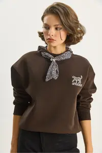 Bianco Lucci Women's Scarf Detailed Leopard Embroidered Three Thread Raised Oversized Sweatshirt 6917 - Image 4