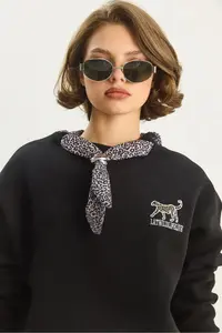 Bianco Lucci Women's Scarf Detailed Leopard Embroidered Three Thread Raised Oversized Sweatshirt 6917 - Image 5