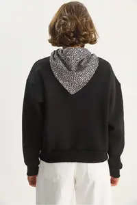 Bianco Lucci Women's Scarf Detailed Leopard Embroidered Three Thread Raised Oversized Sweatshirt 6917 - Image 7