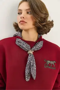 Bianco Lucci Women's Scarf Detailed Leopard Embroidered Three Thread Raised Oversized Sweatshirt 6917 - Image 5
