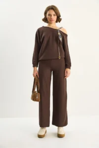Bianco Lucci Women's Shawl Accessory One Shoulder Top with Loose Trousers Selanik Suit 6940 - Image 2