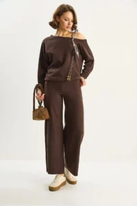 Bianco Lucci Women's Shawl Accessory One Shoulder Top with Loose Trousers Selanik Suit 6940 - Image 4