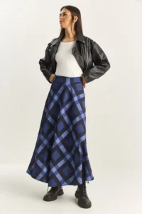 Bianco Lucci Women's Plaid Patterned Lined Maxi Flared Skirt - Image 4