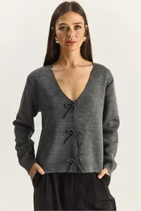 Bianco Lucci Women's Pearly Bow Accessory V-Neck Knitwear Cardigan - Image 2
