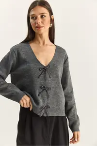 Bianco Lucci Women's Pearly Bow Accessory V-Neck Knitwear Cardigan - Image 5