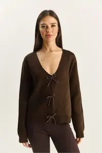 Bianco Lucci Women's Pearly Bow Accessory V-Neck Knitwear Cardigan - Image 2