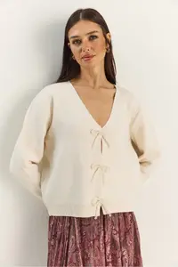 Bianco Lucci Women's Pearly Bow Accessory V-Neck Knitwear Cardigan - Image 2