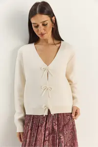 Bianco Lucci Women's Pearly Bow Accessory V-Neck Knitwear Cardigan - Image 3