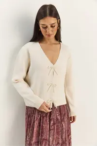 Bianco Lucci Women's Pearly Bow Accessory V-Neck Knitwear Cardigan - Image 4