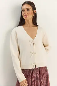 Bianco Lucci Women's Pearly Bow Accessory V-Neck Knitwear Cardigan - Image 5
