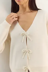 Bianco Lucci Women's Pearly Bow Accessory V-Neck Knitwear Cardigan - Image 6