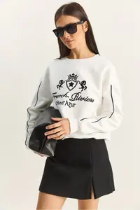 Bianco Lucci Women's Crew Neck Embroidered Three Thread Raised Sweatshirt - Image 2