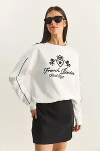 Bianco Lucci Women's Crew Neck Embroidered Three Thread Raised Sweatshirt - Image 4