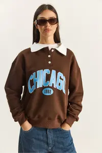 Bianco Lucci Women's Polo Shirt Neck Chicago Printed Three Thread Raised Sweatshirt - Image 2