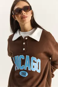 Bianco Lucci Women's Polo Shirt Neck Chicago Printed Three Thread Raised Sweatshirt - Image 5
