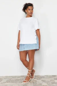 Trendyol Curve White Boyfriend Fit Yanda Snap Snap Detailed 100% Cotton Knitting Plus Size T-Shirt - Image 2