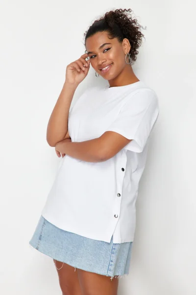 Trendyol Curve White Boyfriend Fit Yanda Snap Snap Detailed 100% Cotton Knitting Plus Size T-Shirt