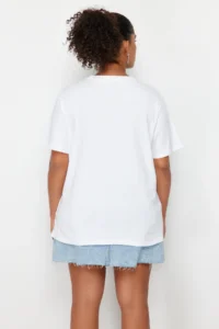 Trendyol Curve White Boyfriend Fit Yanda Snap Snap Detailed 100% Cotton Knitting Plus Size T-Shirt - Image 6