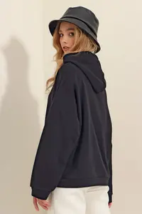 Trend Alaçatı Stili Women's Black Hooded Kangaroo Pocket 3 Thread Thick Sweatshirt - Image 5