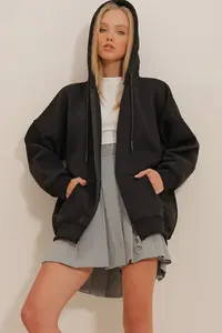 Trend Alaçatı Stili Women's Black Hooded Kangaroo Pocket Zippered Ribbon Sweatshirt - Image 3