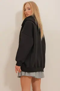 Trend Alaçatı Stili Women's Black Hooded Kangaroo Pocket Zippered Ribbon Sweatshirt - Image 6