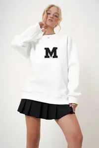 Trend Alaçatı Stili Women's White Crew Neck Embroidered Oversized Sweatshirt - Image 2