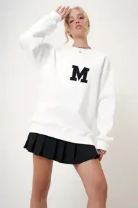 Trend Alaçatı Stili Women's White Crew Neck Embroidered Oversized Sweatshirt - Image 3