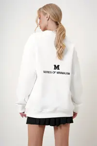 Trend Alaçatı Stili Women's White Crew Neck Embroidered Oversized Sweatshirt - Image 6