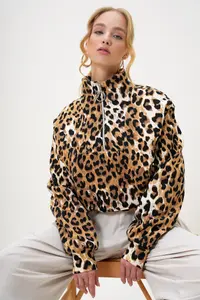 Trend Alaçatı Stili Leopard High Collar Leopard Patterned Front Zipper Crop Sweatshirt - Image 2